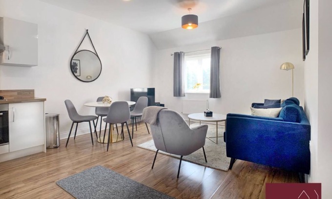 Wokingham House | Bracknell - Maisonette, Parking, 2Bed