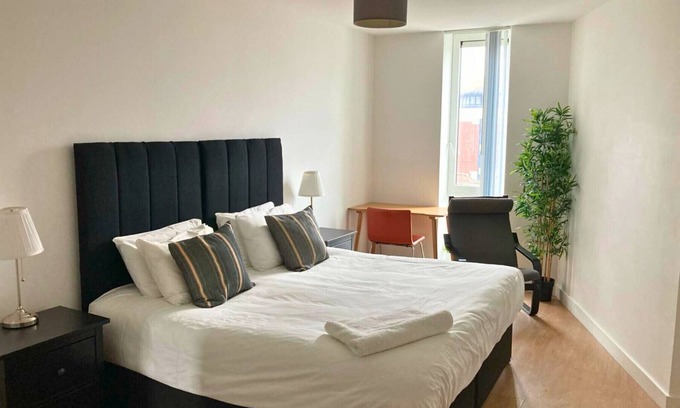 Bracknell Apartment | Bracknell Stunning, Two Bedroom (Two Bath) Apartment with Spectacular Views