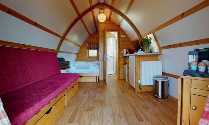 Leighton Buzzard House | Braeburn - Delightful en-suite wigwam on canal