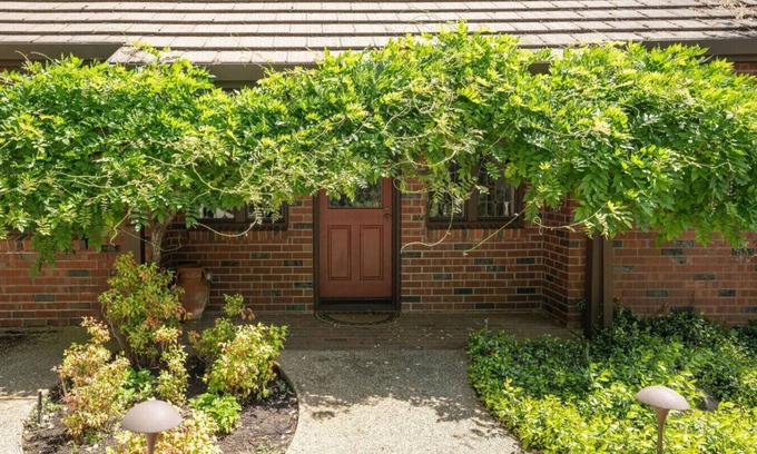 Alta Sierra House | Brand New 1,000 sq' Guesthouse on Gorgeous Gated Estate! Hot Tub Chef's Kitchen