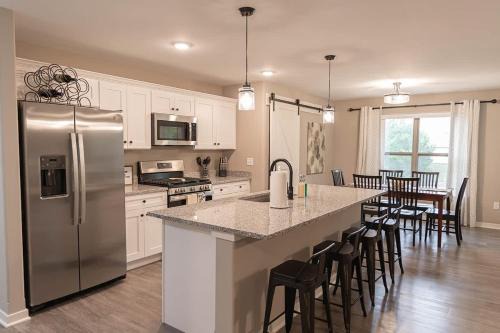 Loves Park House | Brand New 2 Bed with Office