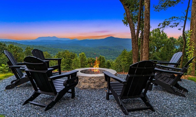 Tuxedo House | Brand new 5-Bedroom modern mountaintop home in Hendersonville, NC area
