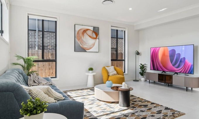 Victoria Point House | Brand-New 6BR HolidayHome | Beach&Shop | Workspace