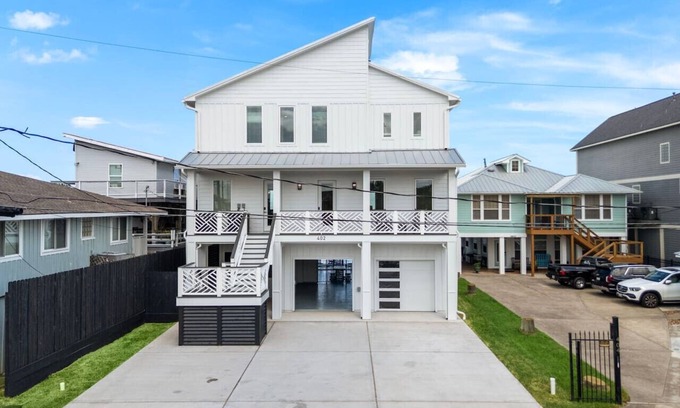 Clear Lake Shores House | Brand new bayfront home, gorgeous pool.