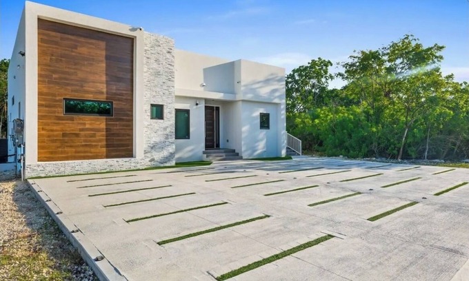 Bodden Town Apartment | Brand new build, 10 min stroll to the beach, 7 min drive to stores/restaurants