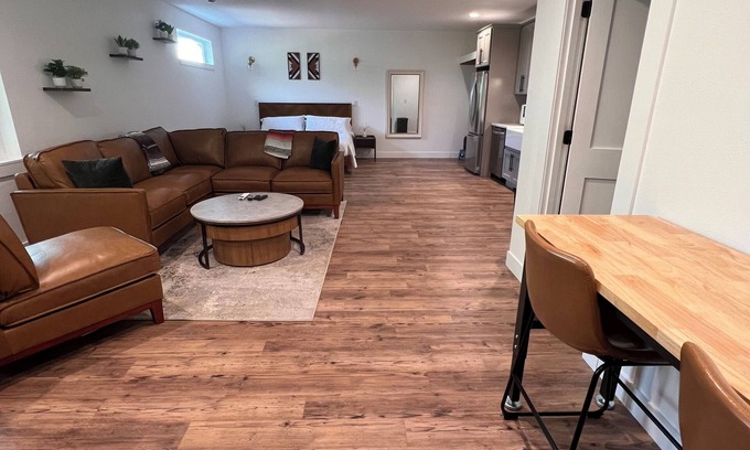 West Side Highway House | BRAND NEW bungalow AC & WiFi in Kelso, 2 parking spots, with EV Charger & Sauna
