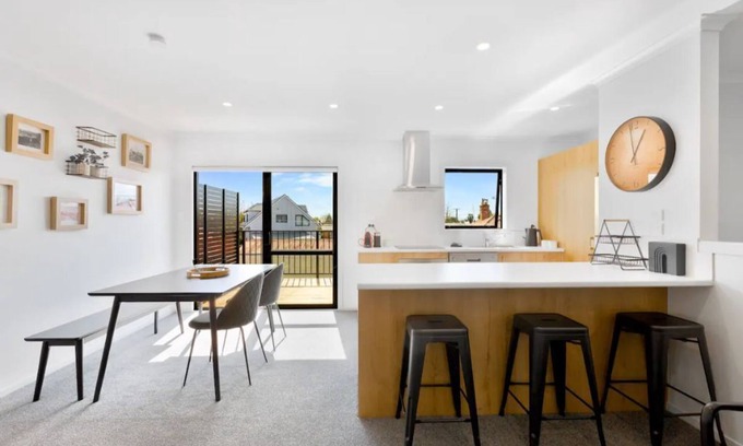 Frankton House | Brand New Central Townhouse in Quiet Location