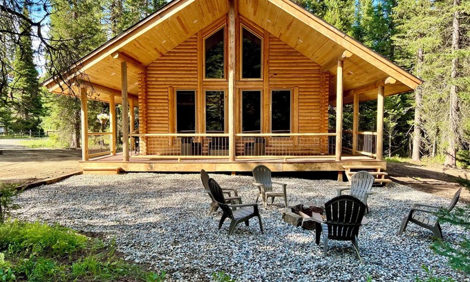 West Yellowstone Cabin | Brand New, Cozy and Rustic Log Cabin~7 miles from West YNP Entrance!