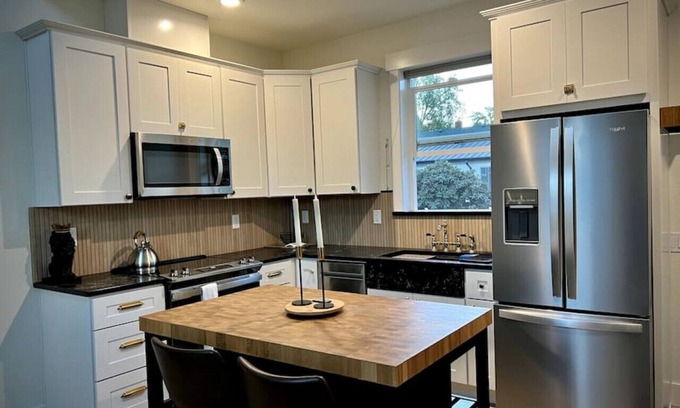 Grant House | Brand New Custom Built Cottage in Downtown w/Pool