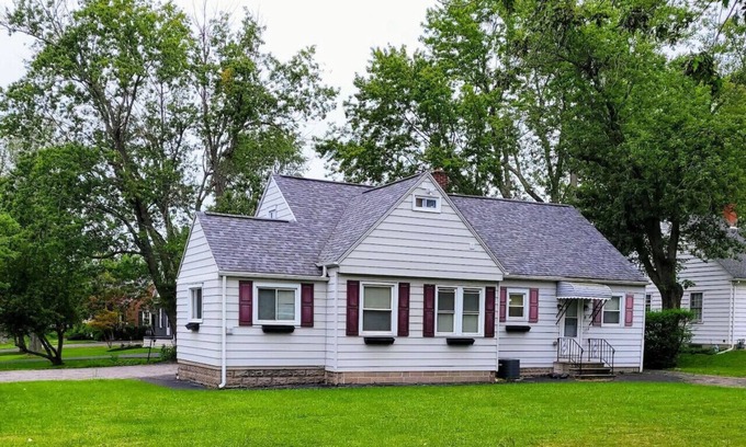 West Seneca House | Brand new furniture with parking