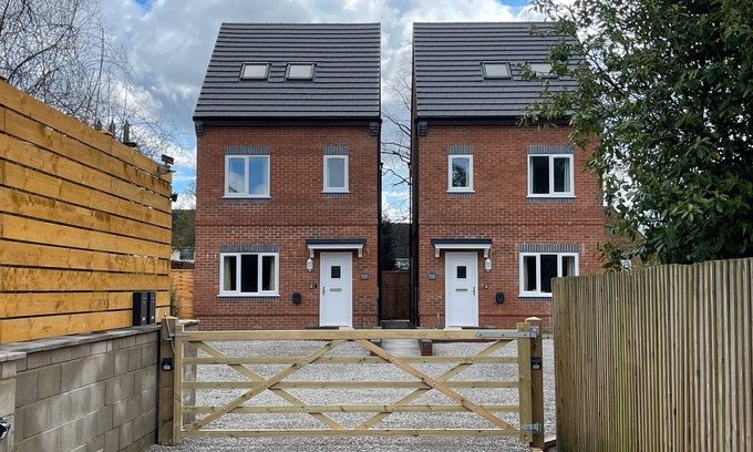 Newcastle-Under-Lyme House | Brand New High Spec House with parking Wi-Fi (B) by HAFH