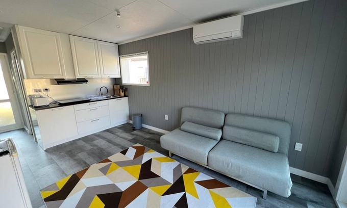 Richmond Heights Cottage | Brand new GuesthousenCompletely Private.n2 min drive or 10 min walk to the lake.