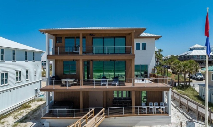 Gulf Trace House | BRAND NEW Gulf Front~"Da Beach"~Hot Tub, Beach Gear, Chairs & Umbrellas Incl