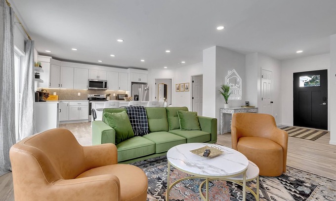 Williamsville House | Brand New Home in WNY! Sleeps 13. Central location, only 8 min from airport!
