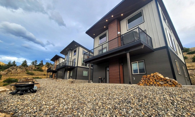Wolf Creek House | BRAND NEW HOME with the BEST VIEW OF THE MISSOURI RIVER