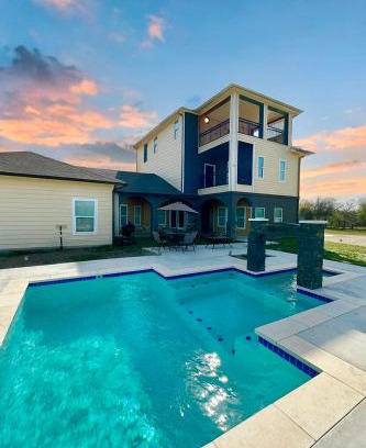 Red Rock House | Brand new house 3 floors 8 bedrooms