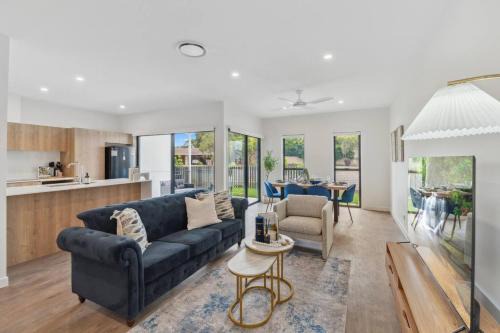 Capalaba House | Brand New Modern 4BR House with Parking Yard Mall and Park