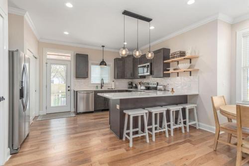 Travelers Rest House | Brand New Modern House - Walk to Main Street