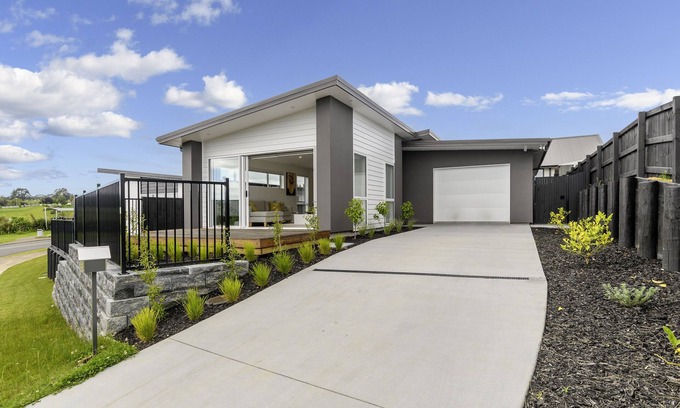 Pyes Pa House | Brand New modern home 3 bedrooms - lakes