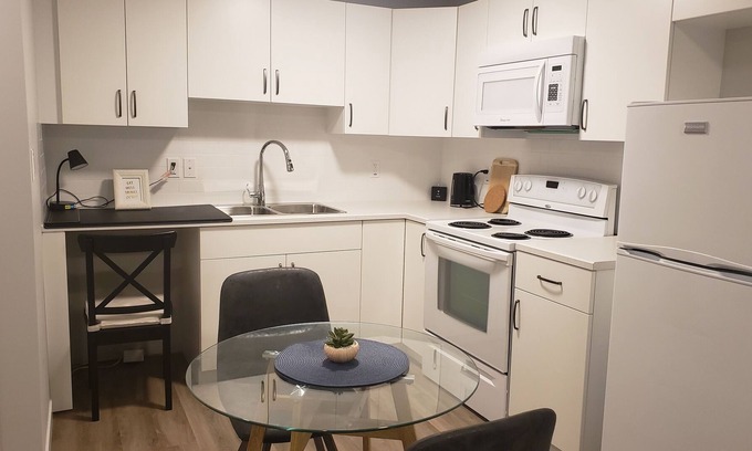 Leduc House | Brand New Modern Private Suite. Full Kitchen | Private Laundry | Netflix