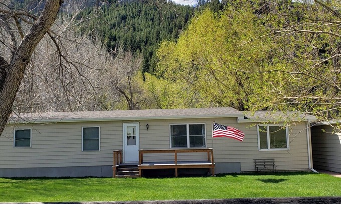 Cascade Cabin | Brand new-newly renovated cabin on 1/2 acre lot right on the Missouri River!