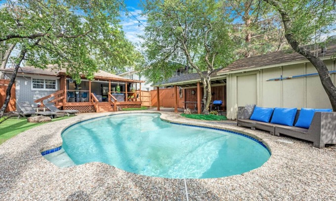 Oak Lawn House | Brand New! Oak Lawn Glam House POOL Backyard Oasis