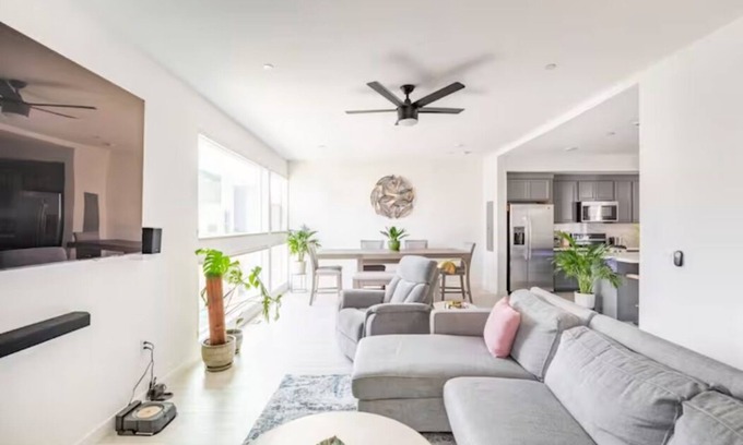 Southwestern Sacramento Condo | Brand New Pet-friendly Condo with AC and WiFi in the Heart of Sacramento