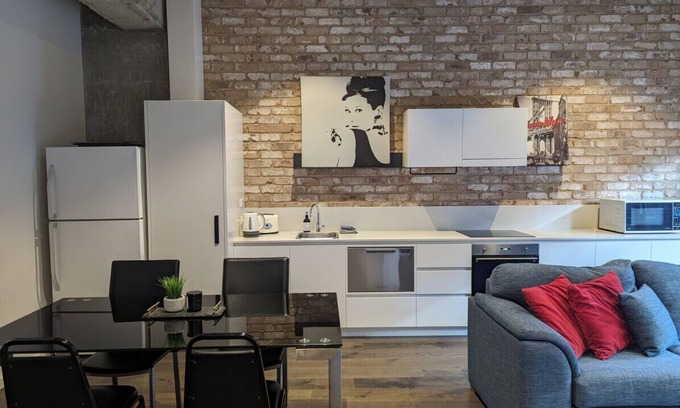 Phillip Apartment | Brand New Spacious Woden Apartment - KingBed&WiFi