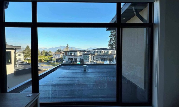 Guildford House | Brand New Stylishly Decorated Luxury Mansion with 7 Rooms in Fraser Heights