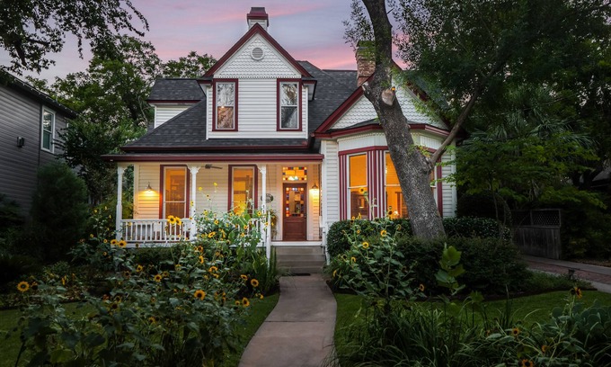 Clarksville Bed & Breakfast | Brava House Bed and Breakfast