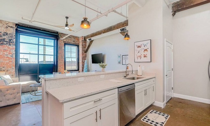 Newport News Apartment | ❤️Breakfast @ Tiffany's❤️Downtown Newport News!