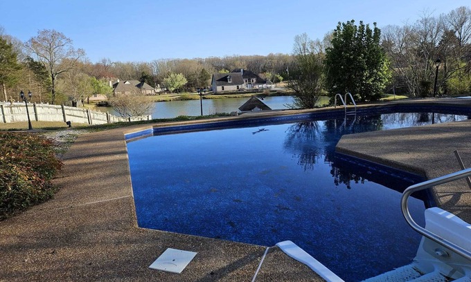 Southaven House | Breathtaking 8 BR+ Extra room w/Pool- Lake View