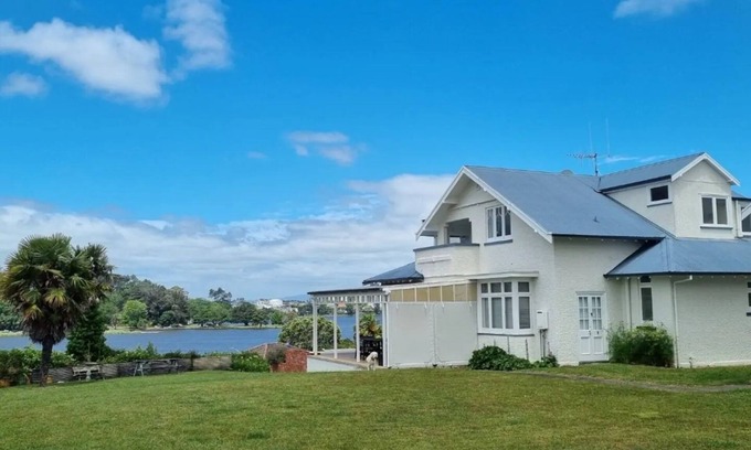 Frankton House | Breathtaking Hamilton Lake Views