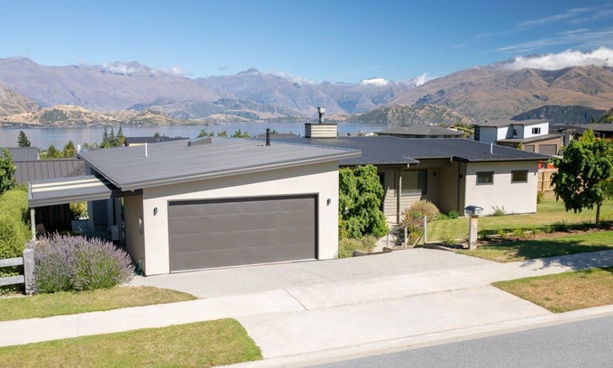 Wanaka House | Breathtaking Lake and Mountain Views in Wanaka's Peninsula Bay