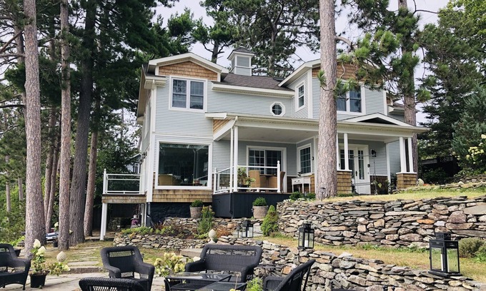 Lac-Brome House | Breathtaking Lakefront View Million Dollar View by the Lake in Quebec