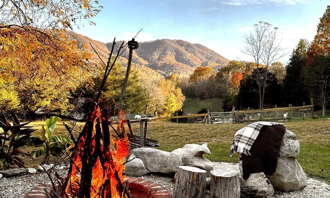Blacksburg Apartment | Breathtaking Mountainside Farm Escape -10 min to VA TECH, 20 to Aquatic Center
