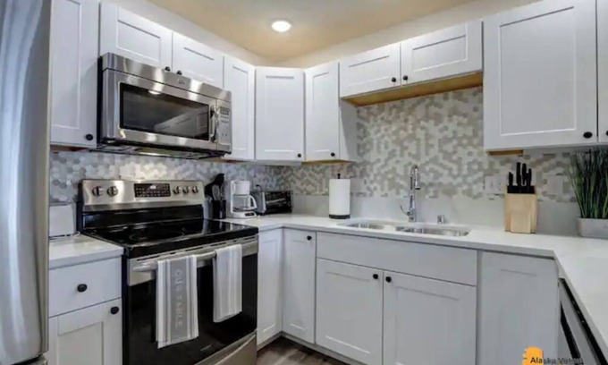 Midtown Anchorage Apartment | Breathtaking newly remodeled 2 bed, 1 bath unit