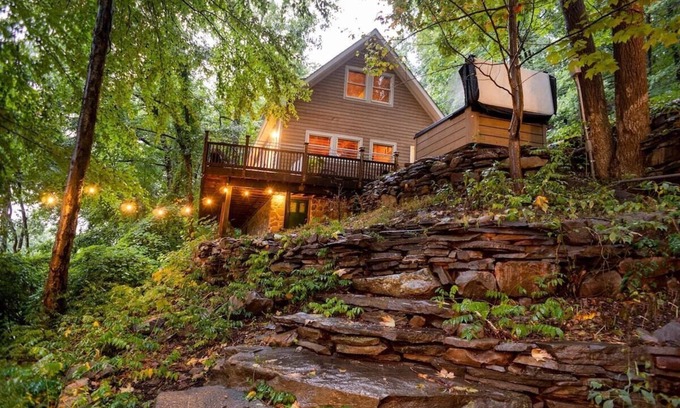 Sparrow Bush Cabin | Breathtaking River Views · The Hawks Nest Cabin
