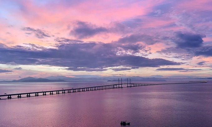 Bayan Lepas Apartment | Breathtaking Sea & Bridge Views with Space, Amenities and Facilities !