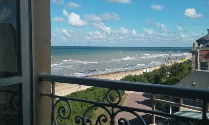 Normandy Landing Beaches Apartment | Breathtaking sea views, D-Day beaches at your feet, relaxation guaranteed!