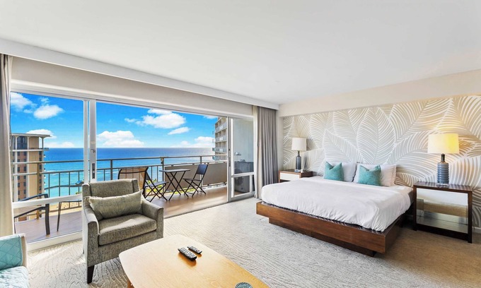 Ala Moana Apartment | Breathtaking Studio Ocean Views! Pool! Beach!