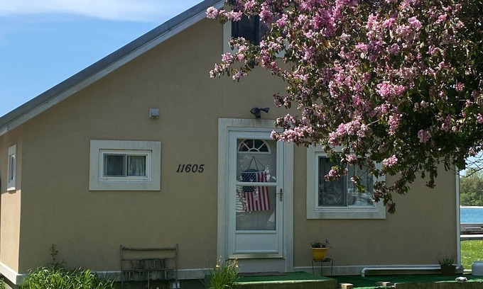 Henderson Cottage | Breathtaking views- Updated 3-Bedroom Cottage Lake Ontario sunrise to sunset