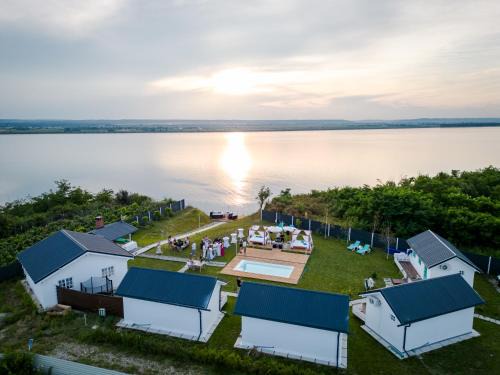 Teslui House | Breeze By The Lake - Cazare cu jacuzzi pe malul lacului