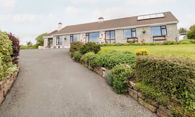 Mulranny Cottage | BREEZEMOUNT, family friendly, with a garden in Mulranny, County Mayo