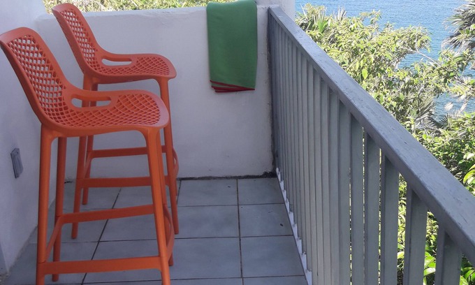 Estate Caret Bay House | Breezy cottage on the wavy beach