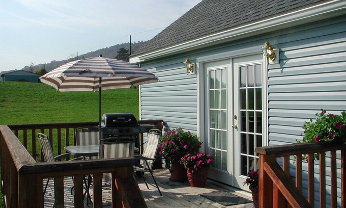 Milford Cottage | Breezy Meadow One Custom-built cottage, 1 of 2, under 1 mile from Dreams Park