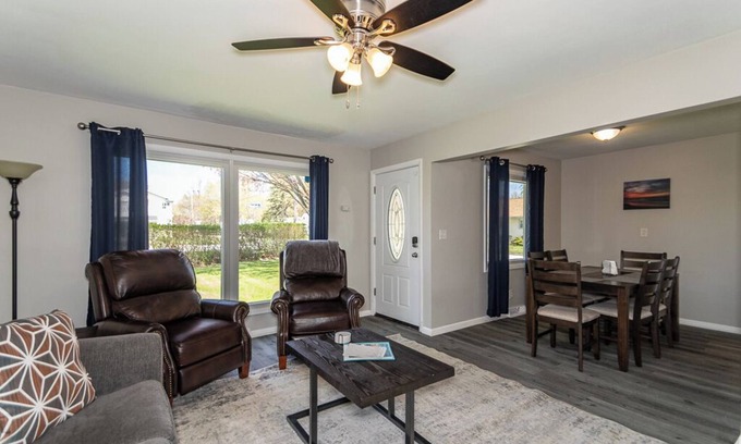 Mentor Headlands House | Breezy Paradise, 3 Bedroom with Shared Beach, King Bed