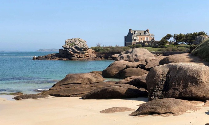 Cote de Granit Rose House | Breton house by the sea with WIFI and parking in Trégastel
