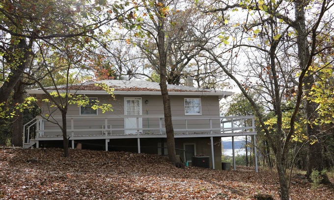 Gamaliel Cabin | Briarwood Cabin, overlooking Lake Norfork near Mountain Home, Arkansas.