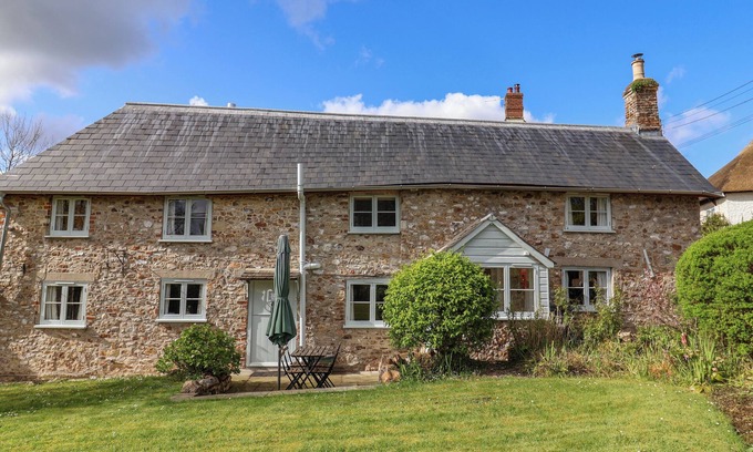 Axminster Cottage | BRIDGE COTTAGE, pet friendly, character holiday cottage in Dalwood